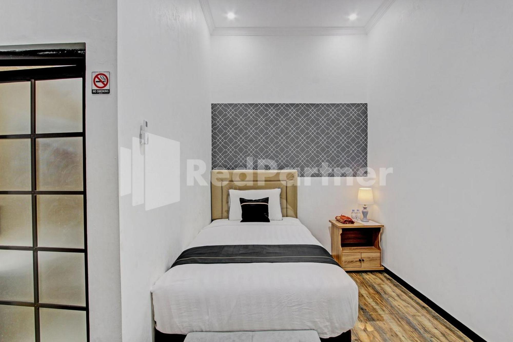 Отель House N Coffee 55 Temanggung Redpartner Экстерьер фото