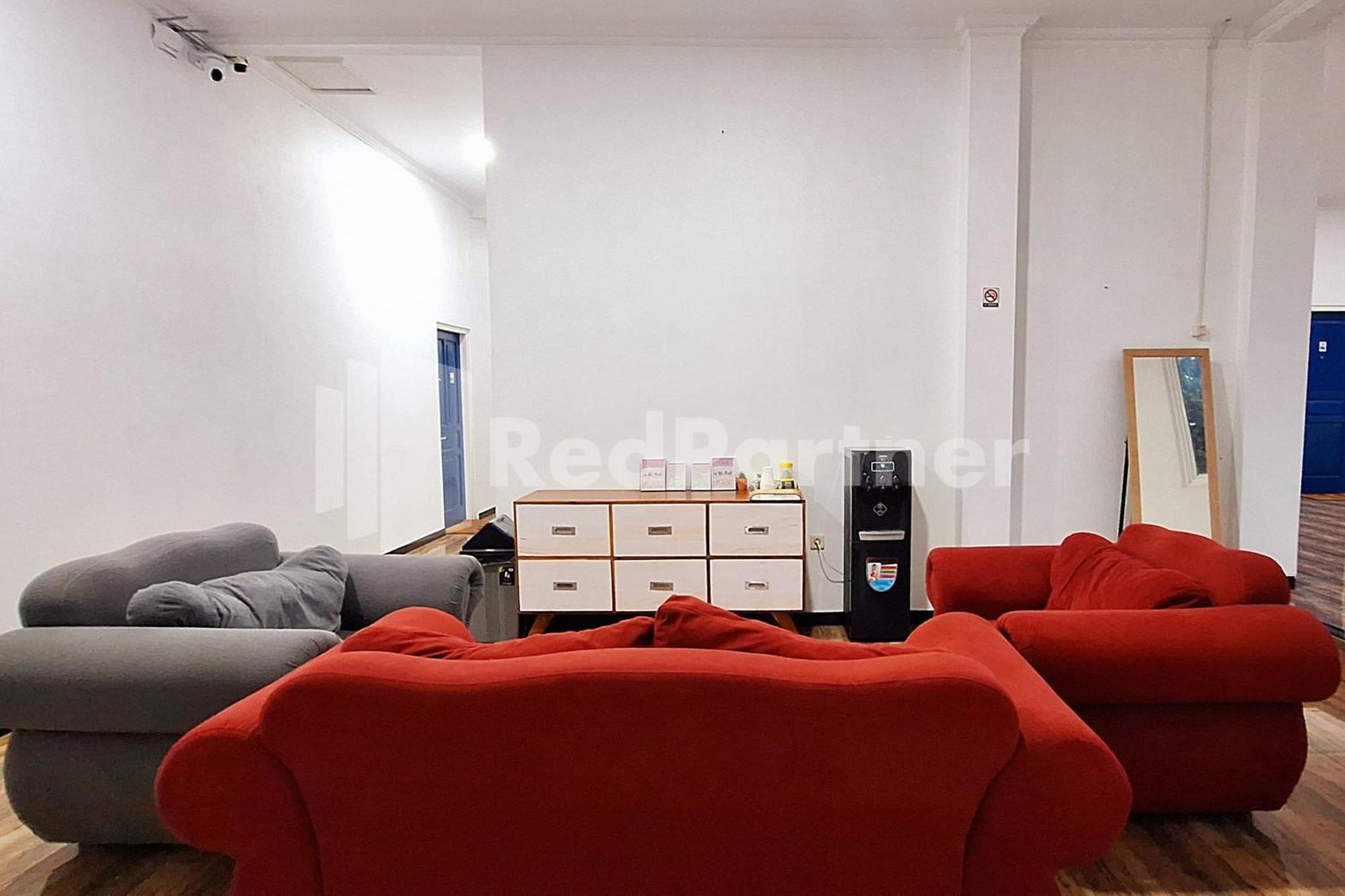 Отель House N Coffee 55 Temanggung Redpartner Экстерьер фото